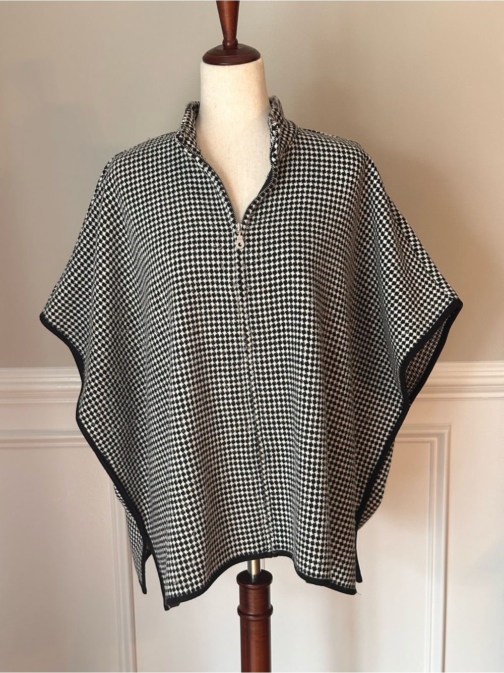 Chico’s Bridget Zip Front Houndstooth Poncho size Small/Medium